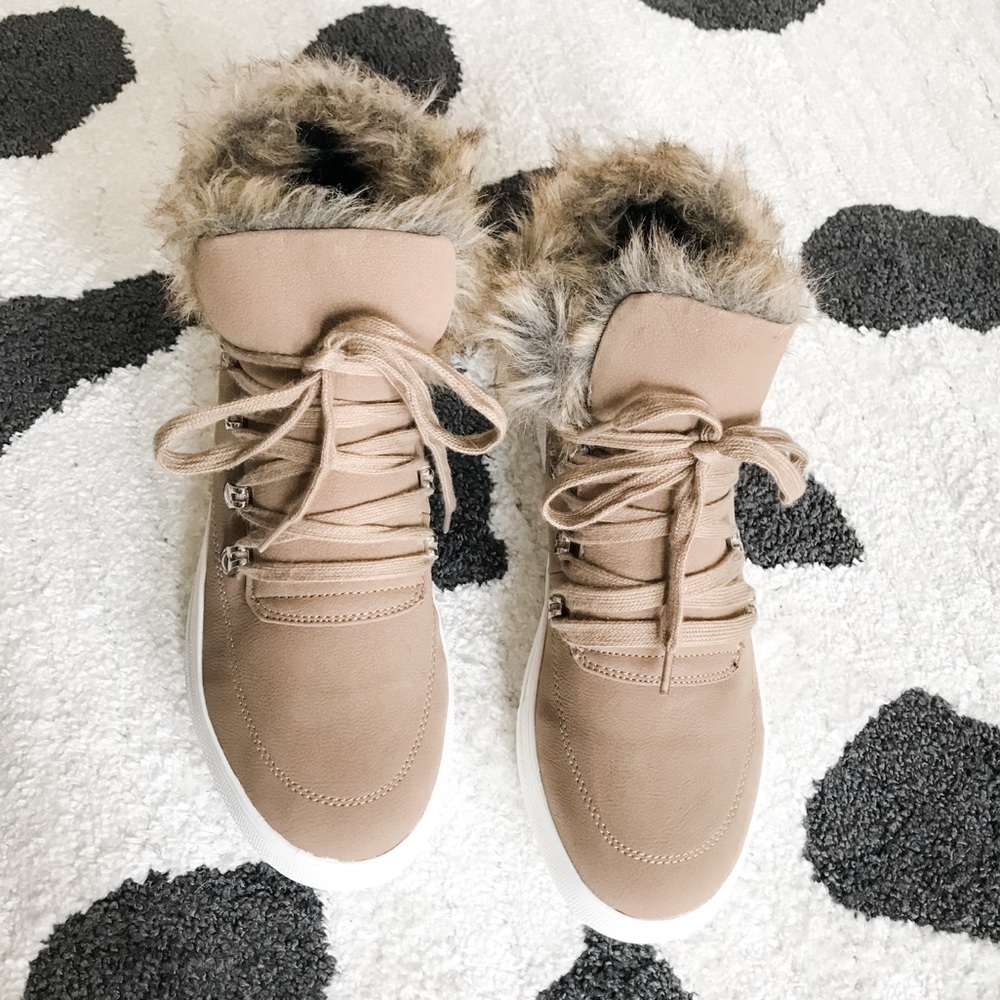 🆕 /DAISIE/ High Top Fur Lace Up Sneakers - Picture 5 of 11